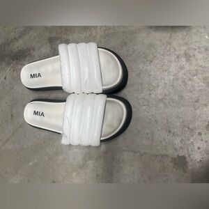Mia slides